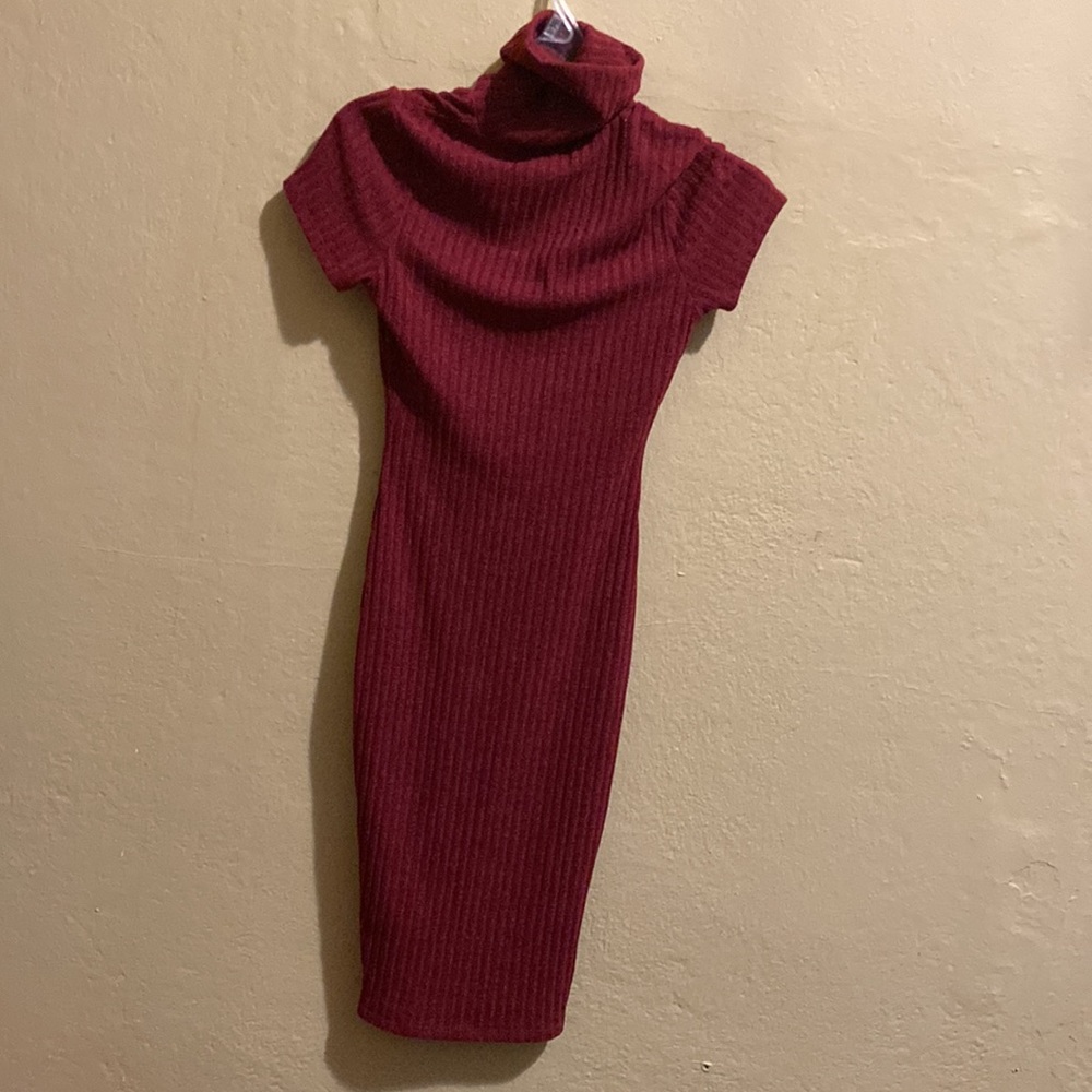 Hourglass shape red dress - Picture 2 of 3